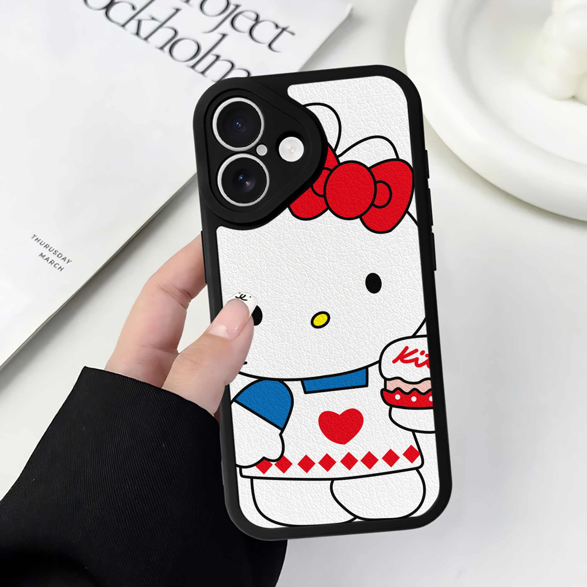 （画像用） Hello Kitty ハローキティ 【iPhone 16シリーズ対応】シリコンスマホケース（レザー調） 材質：シリコン